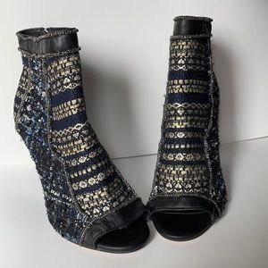 NWOT Adorable blk/gld/bl bohemian wedge boots,  8